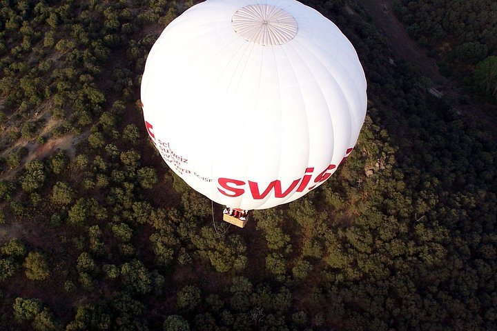 Vol en montgolfière au-dessus du Parc Régional de Guadarrama à Madrid : photo de l’offre Hellotickets
